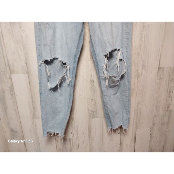 American Eagle Curvy Mom Jean 6 Short Light Wash Distressed - Picture 2 of 7